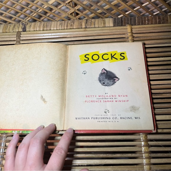 Vintage Socks Tell a Tale Book 1949 HTF cat - Picture 5 of 9